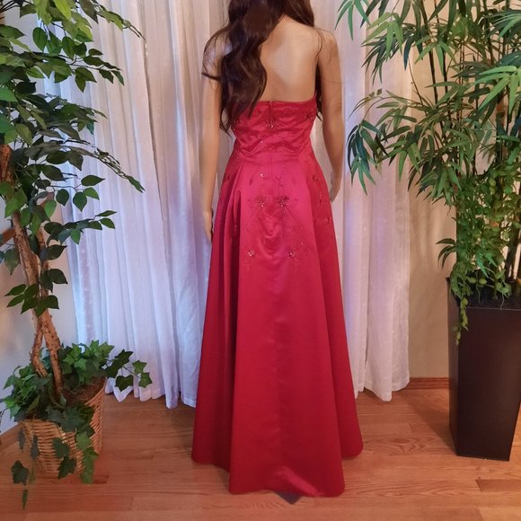 Elegant Beaded Bordeaux Tutto Bene Formal Gown - Picture 7 of 11